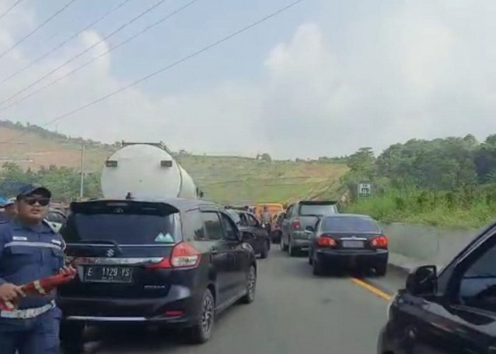 Jalan Tol Cisumdawu Heboh Lagi! 3 Jam Diblokir Ratusan Warga Sumedang