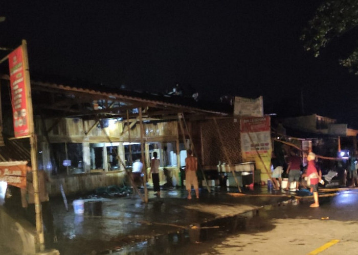 Rumah Makan Ibu Kokon Terbakar di Pamayangsari Tasik, Kerugian Mencapai Rp200 Juta