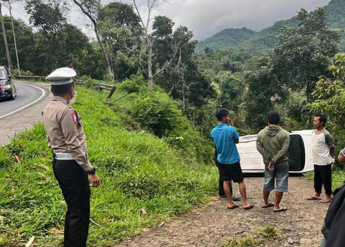 Diduga Lepas Kendali, Mobil Wuling Terguling di Lingkar Gentong