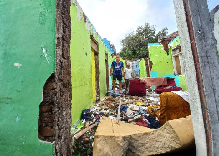 Rumah Ambruk di Kahuripan, Pemilik Terpaksa Tinggal Sementara di Kontrakan Tasikmalaya