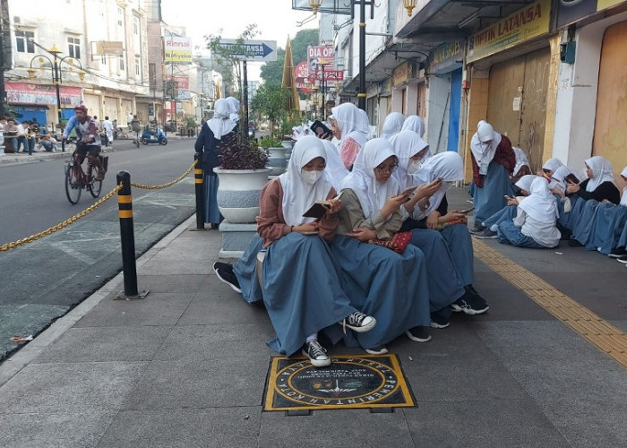 Ratusan Siswa SMAN 1 Ngaji On The Street di Pedestrian HZ Mustofa