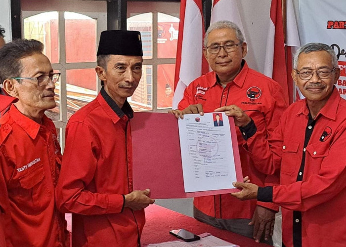 Pilkada Kota Banjar 2024: Nana Suryana Kembalikan Formulir Pendaftaran Bacawalkot ke Sekretariat DPC PDIP 