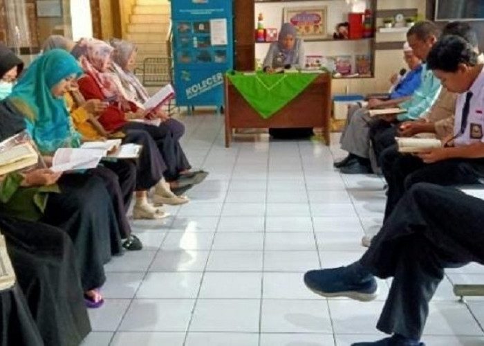 Ramadan, Pegawai hingga Pelajar PKL Tadarus Alquran di Kantor Kecamatan Purwaharja
