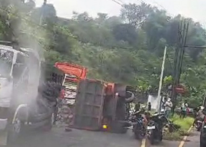 Truk Bermuatan Batu Terguling di Kadipaten Tasikmalaya, Bus Pariwisata Terimbas