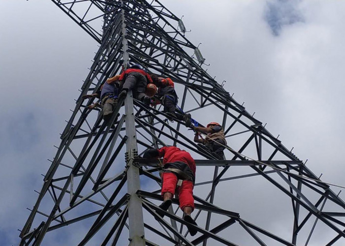 BREAKING NEWS; Perempuan Muda Naik Tower Listrik di Karikil, Diduga Hendak Melompat 
