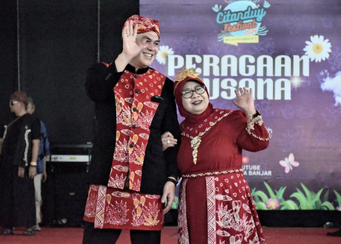 Keren, Penjabat Wali Kota Bersama Suami Tampil Memakai Batik Khas Banjar 