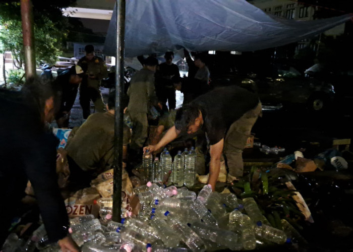 3.500 Botol Miras Dimusnakan saat Malam Tahun Baru di Kota Tasikmalaya