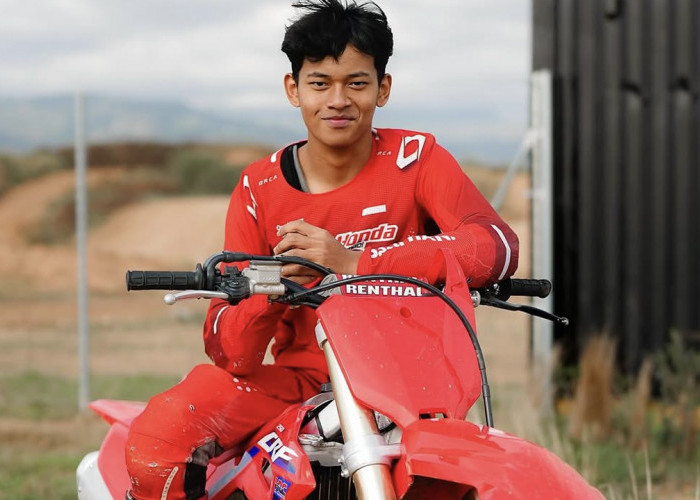 Jelang MotoGP Prancis 2026, Veda Ega Pratama dan Mario Aji Gaspol Motocross di Sant Feliu de Codines