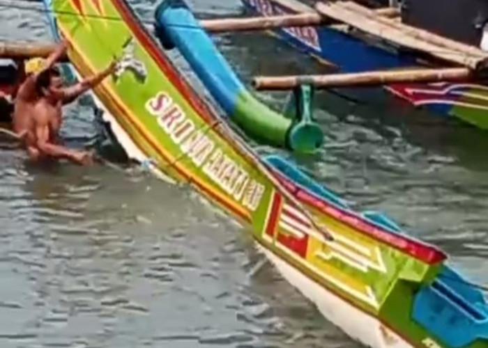 Kapasitas Dermaga Pamayangsari Tasikmalaya Penuh, Satu Perahu Nelayan yang Sedang Berlabuh Karam