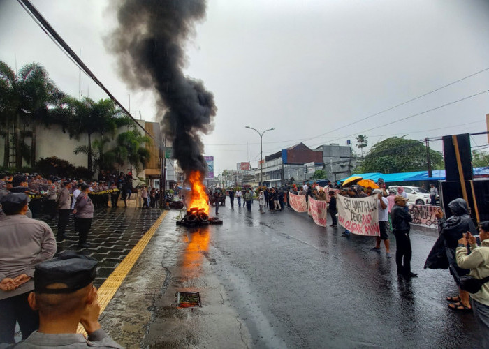 Rekapitulasi Suara Hasil Pilkada Kota Tasikmalaya Diwarnai Demo, Warga Soroti Dugaan Money Politic Terstruktur