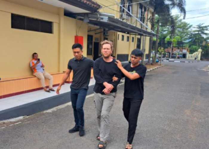 UPDATE: The Love Story of an American Expatriate Who Murdered His Father-in-Law - Deputy Mayor of Banjar, H. A