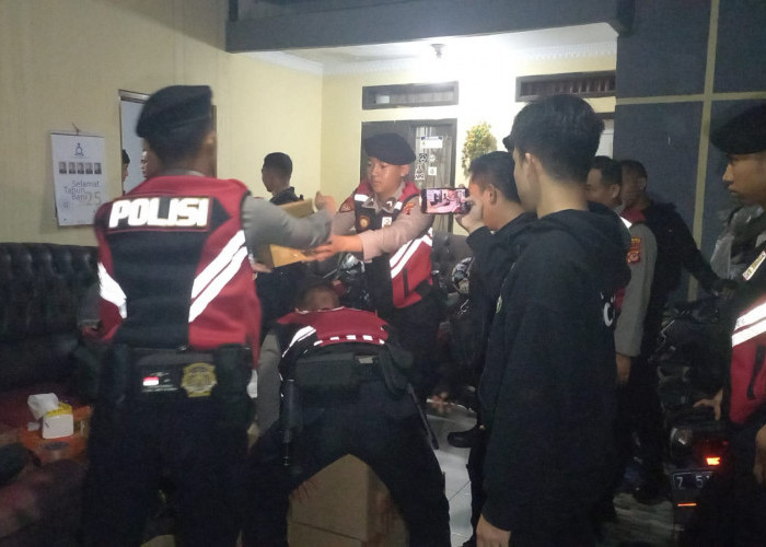 Polisi di Kota Tasikmalaya Gerebek Rumah Penyimpanan Ratusan Botol Miras