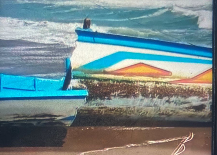 Perahu nelayan di Tasikmalaya Terbelah Dua Dihantam Ombak Pantai Cikalong, Begini Nasib 2 Korban