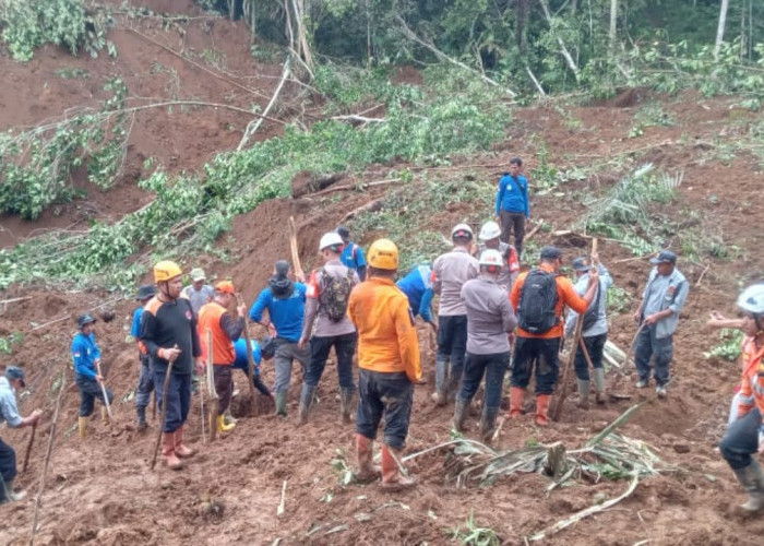 Hari Kedua Pencarian Korban Longsor di Salawu Tasikmalaya: Dua Warga Belum Ditemukan, Cuaca Buruk