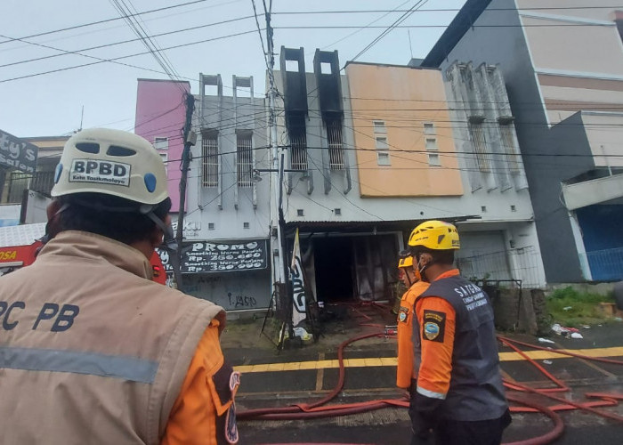 Dini Hari Tadi Kebakaran Toko Helm, Satu Unit Motor Hangus di Jalan Perintis Kemerdekaan Tasikmalaya