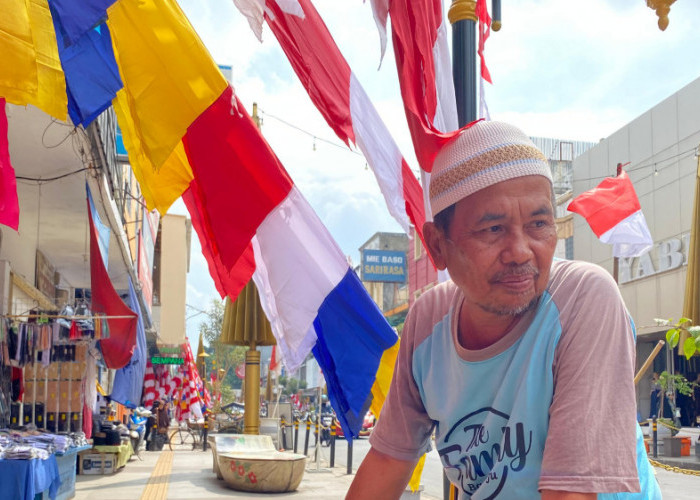 Merayakan Kemerdekaan di Tengah Tantangan Ekonomi: Kisah Mahfud, Pedagang Bendera di Kota Tasikmalaya