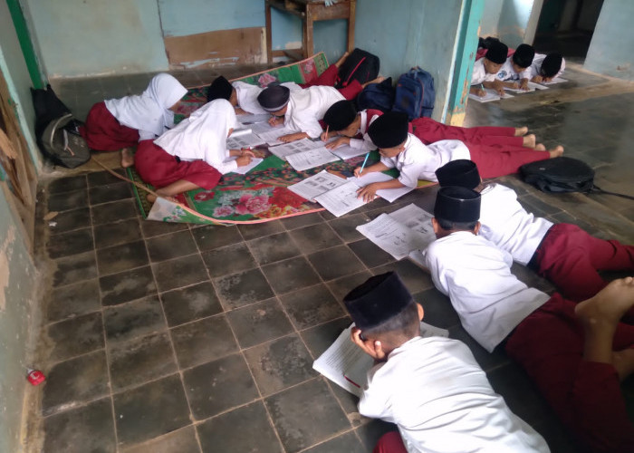 Miris! Selama 10 Tahun Siswa SDN Tamanggung Kecamatan Bojongasih Kabupaten Tasikmalaya Belajar Lesehan