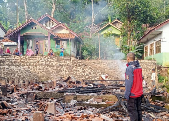 Diduga Korsleting Listrik, Tiga Rumah Hangus Terbakar di Mangunreja Kabupaten Tasikmalaya