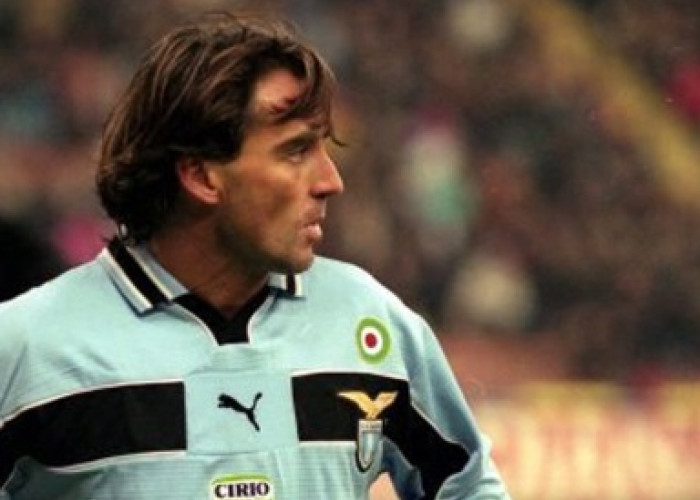 17 Januari 1999, Momen Roberto Mancini Ciptakan Gol Indah dengan Tumit ke Gawang Buffon