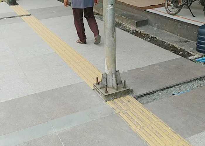 Jalur Khusus Disabilitas Tunanetra di Semi Pedestrian HZ Mustofa Tasikmalaya Tabrak Tiang Listrik