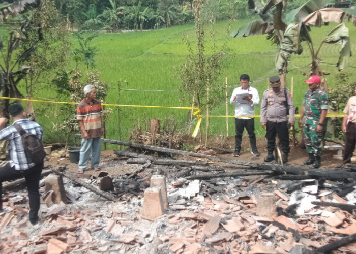 Rumah Panggung di Sukaraja Kabupaten Tasikmalaya Hangus Terbakar, Diduga Korsleting Listrik