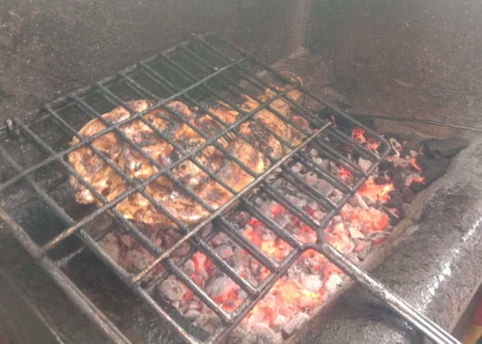 Rumah Makan Saung Lesehan Agus Kucir, Tempat Kuliner Ikan Bakar Cobek Honje yang Wajib Dicoba di Pangandaran