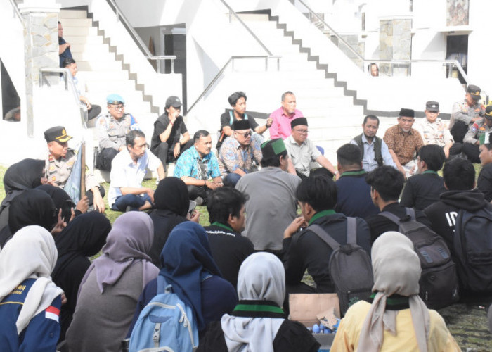Tolak Revisi KUHAP dan Sampaikan 10 Tuntutan, Mahasiswa Geruduk DPRD Kota Tasikmalaya