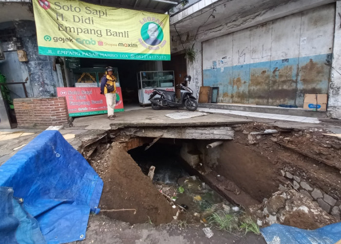 Trotoar Ambruk di Kota Tasikmalaya: Warga Jadi Korban, Pemerintah Lalai Jaga Infrastruktur Publik
