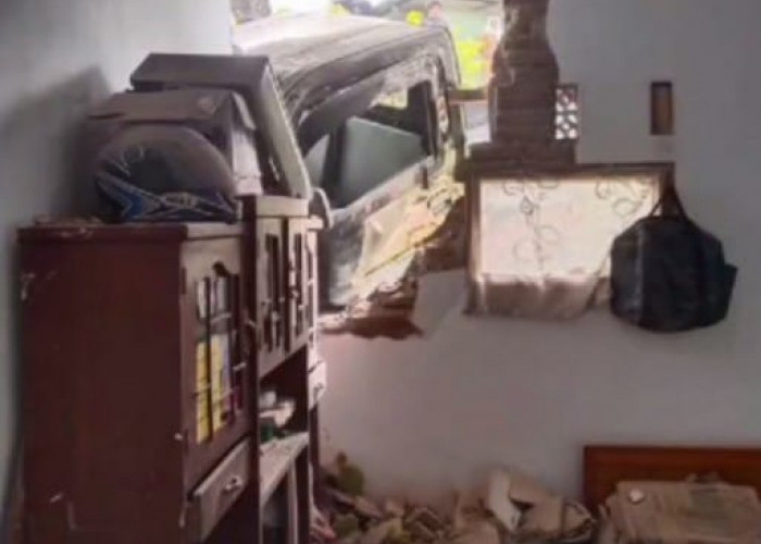Detik-Detik Mobil Suzuki Carry yang Baru Dibeli Jebol Dinding Rumah Warga Salopa di Tasikmalaya