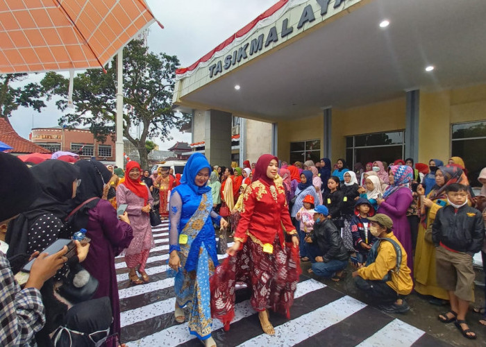 Ratusan Perempuan Tasikmalaya Kampanye Kebaya Goes To Unesco di Areal Eks Setda Lama