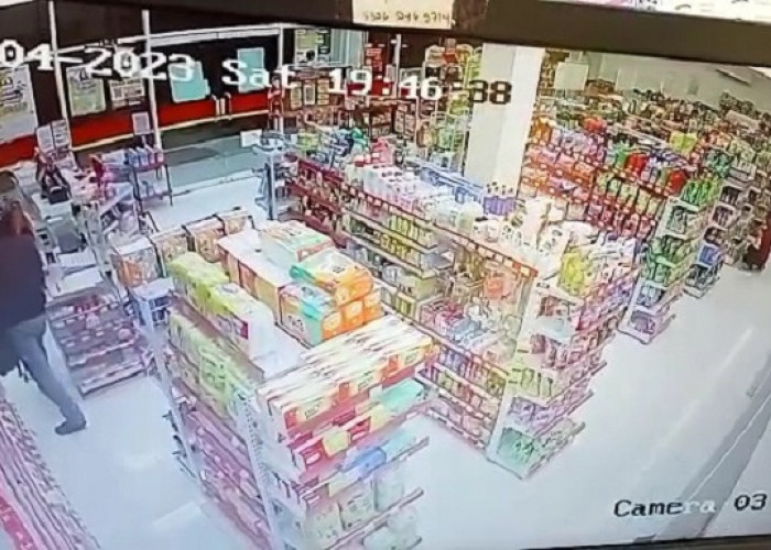 Perampok Bersenjata Gasak Uang di Minimarket Karangnunggal Tasikmalaya Terekam CCTV