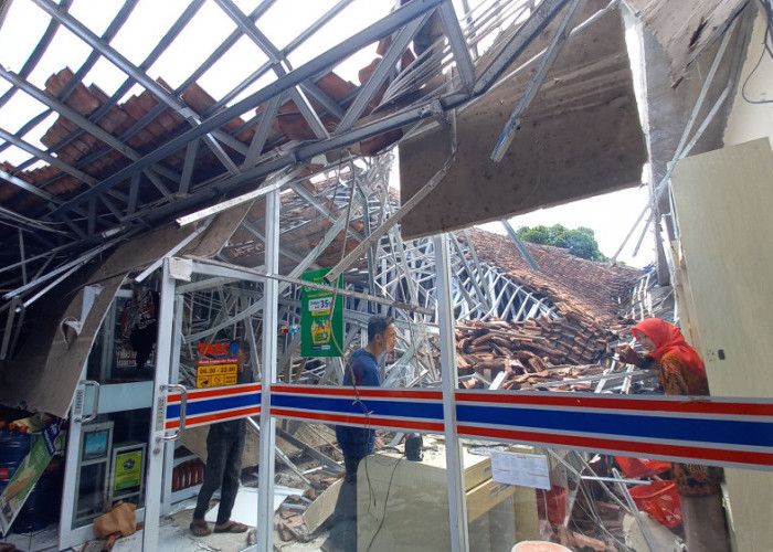 Atap Minimarket di Tasikmalaya Mendadak Ambruk, Konsumen dan Karyawan Berhamburan