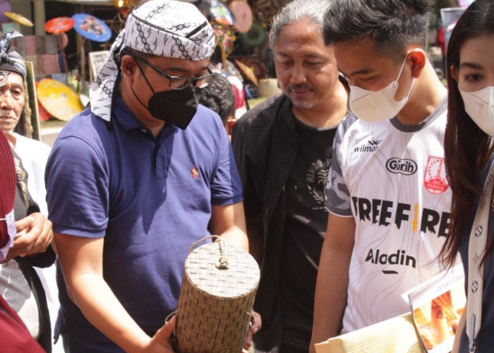 Gibran Kunjungi Stan Sateja saat Festival Payung Indonesia, Okto: Kami Beri Souvenir Payung Khas Kota Tasik