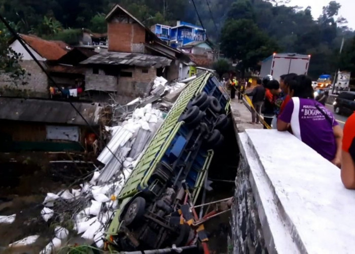 Truk Muatan Tepung Terigu Terjun ke Sungai sedalam 10 Meter di Gentong Tasikmalaya, Sopirnya Terjebak