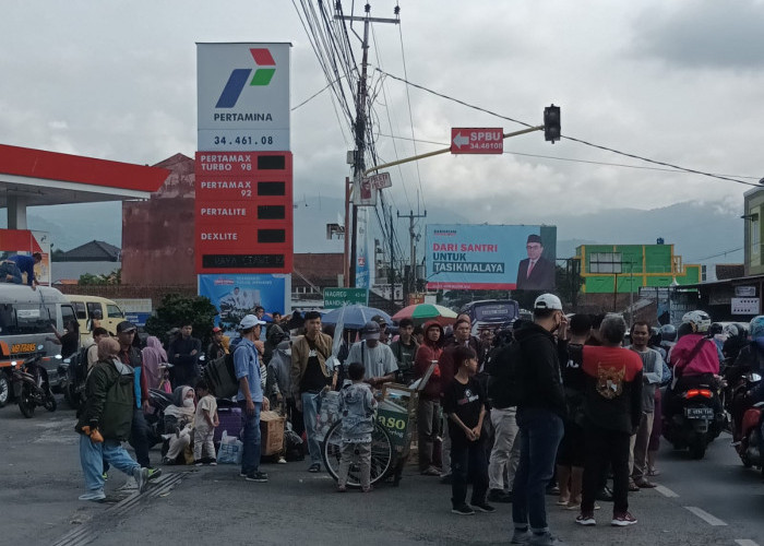 Karena Bus Terlambat Datang, Puluhan Pebalik Lebaran 2024 Rela Nunggu Berjam-Jam di SPBU Ciawi Tasikmalaya