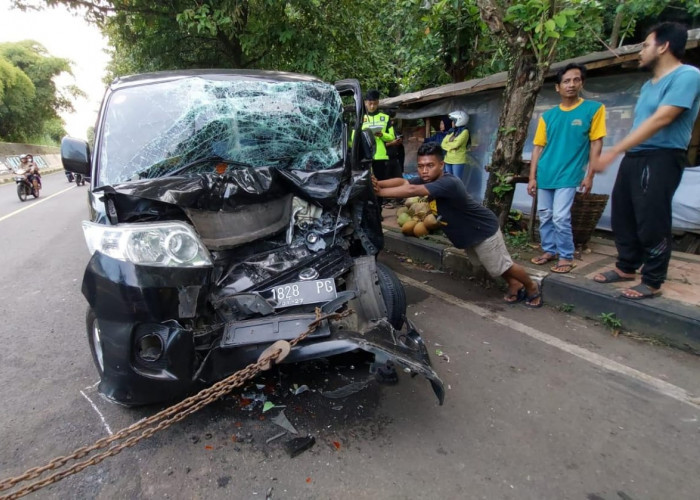 Diduga Lalai, Minibus Tabrak Truk Hino yang Tengah Parkir, Pengemudi Alami Luka-luka