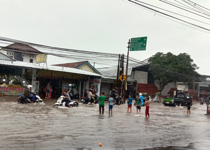 Banjir di Jalan AH Nasution Kota Tasikmalaya: Dari Masalah Warga hingga Tempat Bermain Anak-anak