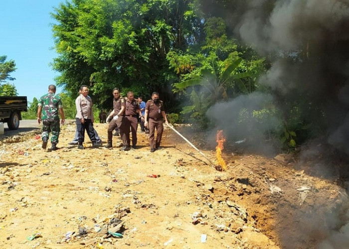 Kasur Busa dan Pakaian Dibakar saat Kejari Kota Banjar Pemusnahan 91 Barang Bukti