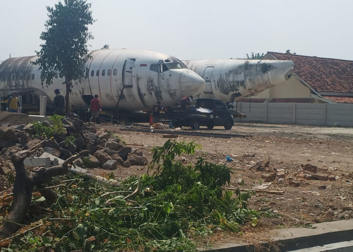 Bikin Warga Bengong, Pesawat 'Terdampar' di Jalan Wahidin Kota Cirebon