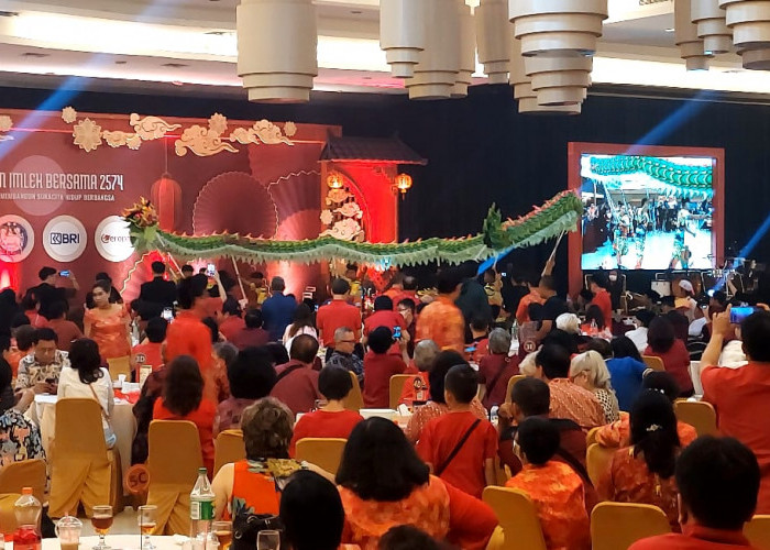 Warna Toleransi Umat Beragama Bersama Warga Keturunan Tionghoa saat Puncak Perayaan Imlek di Plaza Asia