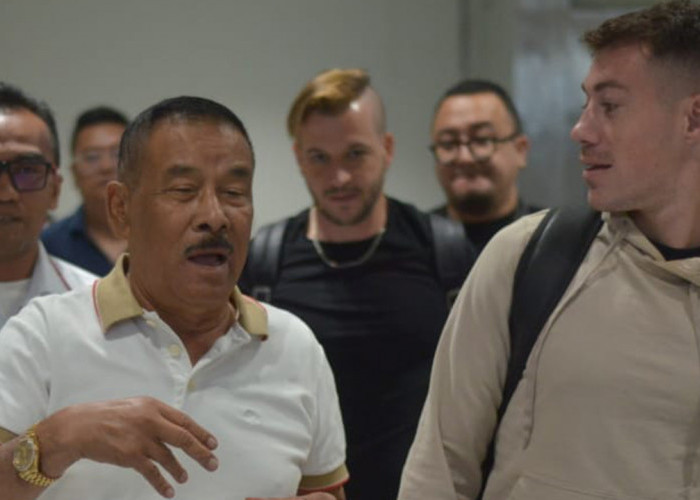 Mariano Peralta Tiba di Bandung, Disambut Hangat WHU dan Bobotoh di Stasiun Tegalluar