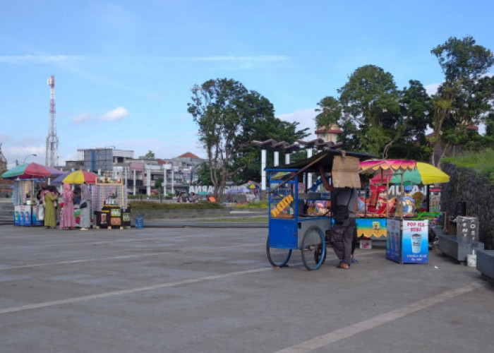 PKL Mulai Jualan di dalam Taman Alun-Alun Singaparna, Tasikmalaya