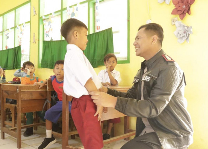 Kisah Inspiratif dan Teladan Kapolres Banjar AKBP Bayu, Antar Jemput Anak Piatu untuk Bisa Sekolah
