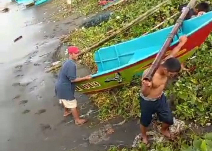 Lagi, Perahu Nelayan Pamayangsari Tasikmalaya Rusak Dihantam Ombak