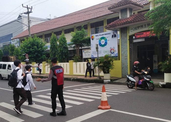Aksi Humanis Polisi Banjar, Anggota Samapta Polres Banjar Bantu Menyeberangkan Anak Sekolah 