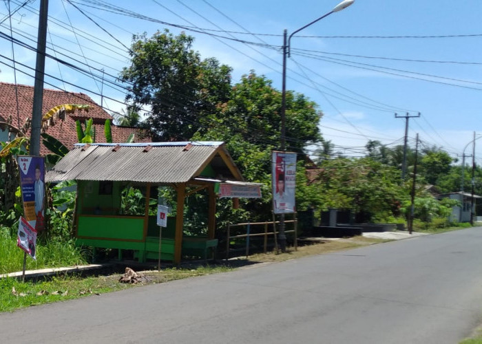 Jalan Desa Waringinsari Kota Banjar Terpasang Puluhan Spanduk dan Baliho, Ada Apa?