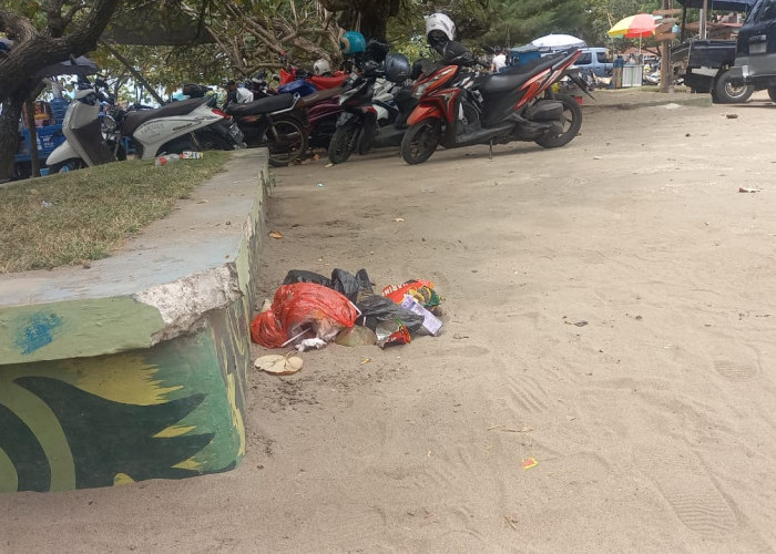 Pantai Pangandaran: Trotoar Jadi 'Penyimpanan Sampah' Saat Libur Nataru