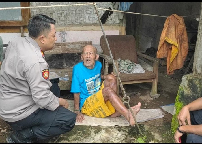 Blusukan ke Rumah Lansia, Polisi di Puspahiang Bagikan Paket Makanan