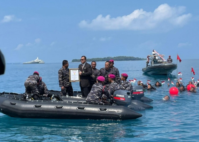 TNI AL Sukses Kibarkan Merah Putih di Dasar Laut, Catat Rekor MURI 
