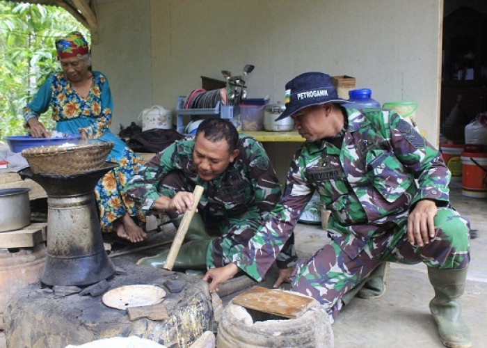 Ramah dan Tidak Canggung, Kasdim 0612/Tasikmalaya Mayor Inf Deni Zaenal Mutaqin Membantu Warga Memasak 